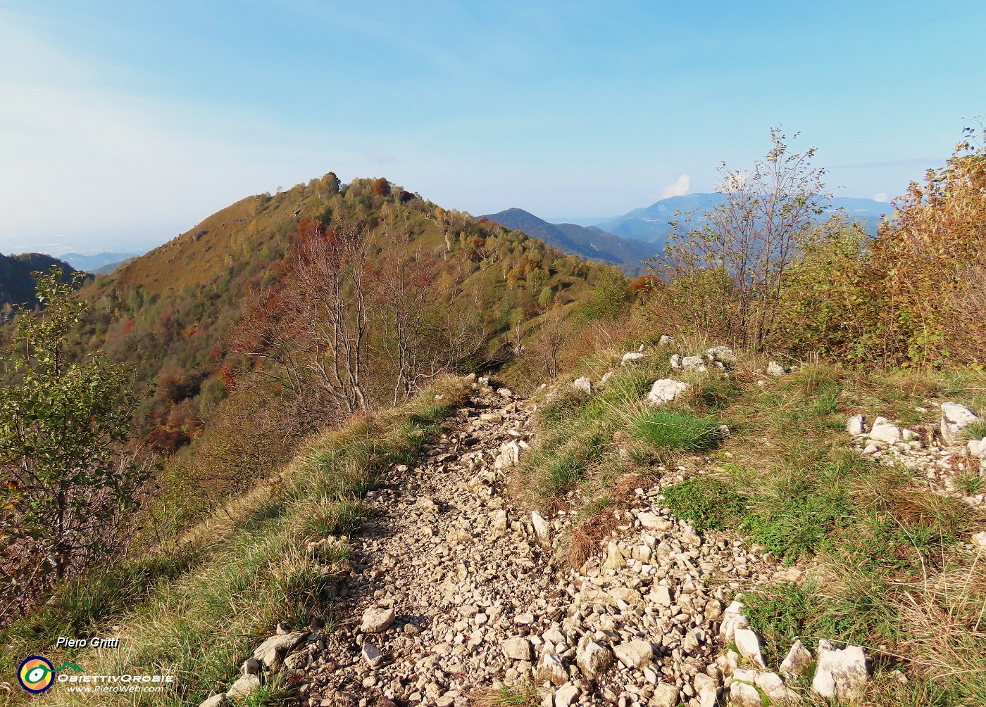 18 Bella vista verso il Costone colorato d'autunno.JPG